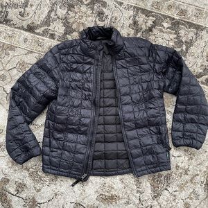Boys Northface Thermoball winter coat in black ( size medium 10/12)